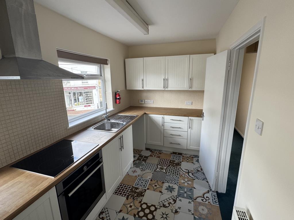 Lot: 152 - TWO-BEDROOM TOWN CENTRE FLAT FOR INVESTMENT OR OWNER OCCUPATION - Modern kitchen with fitted units